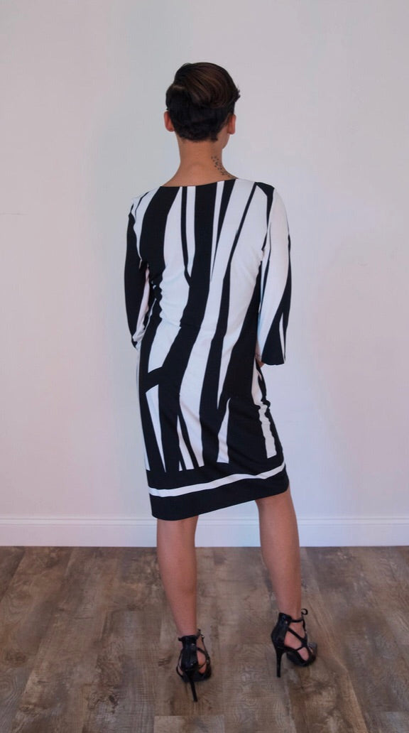 black and white shift dress & Checked I Am Kryol this dress is a versatile addition to any wardrobe Valentino - Black & White